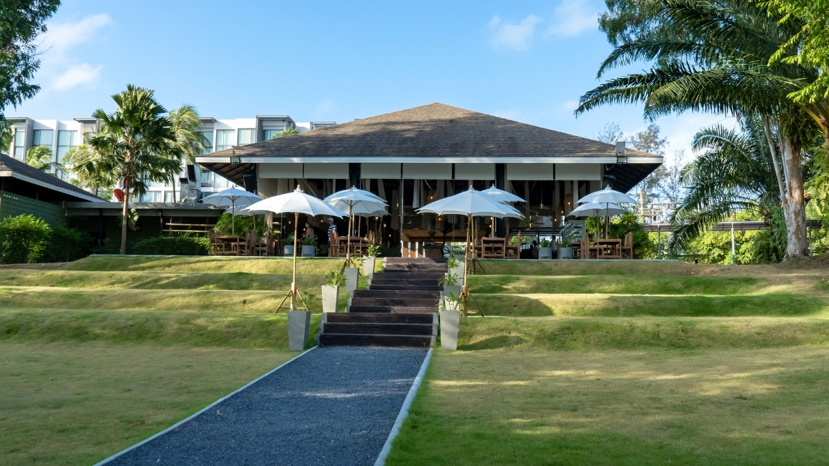 Open Kitchen is a farm-to-fork restaurant and café by the lagoon, family and pet-friendly with free yoga.